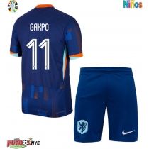 Camiseta Países Bajos Cody Gakpo #11 Visitante Equipación para niños Eurocopa 2024 manga corta (+ pantalones cortos)